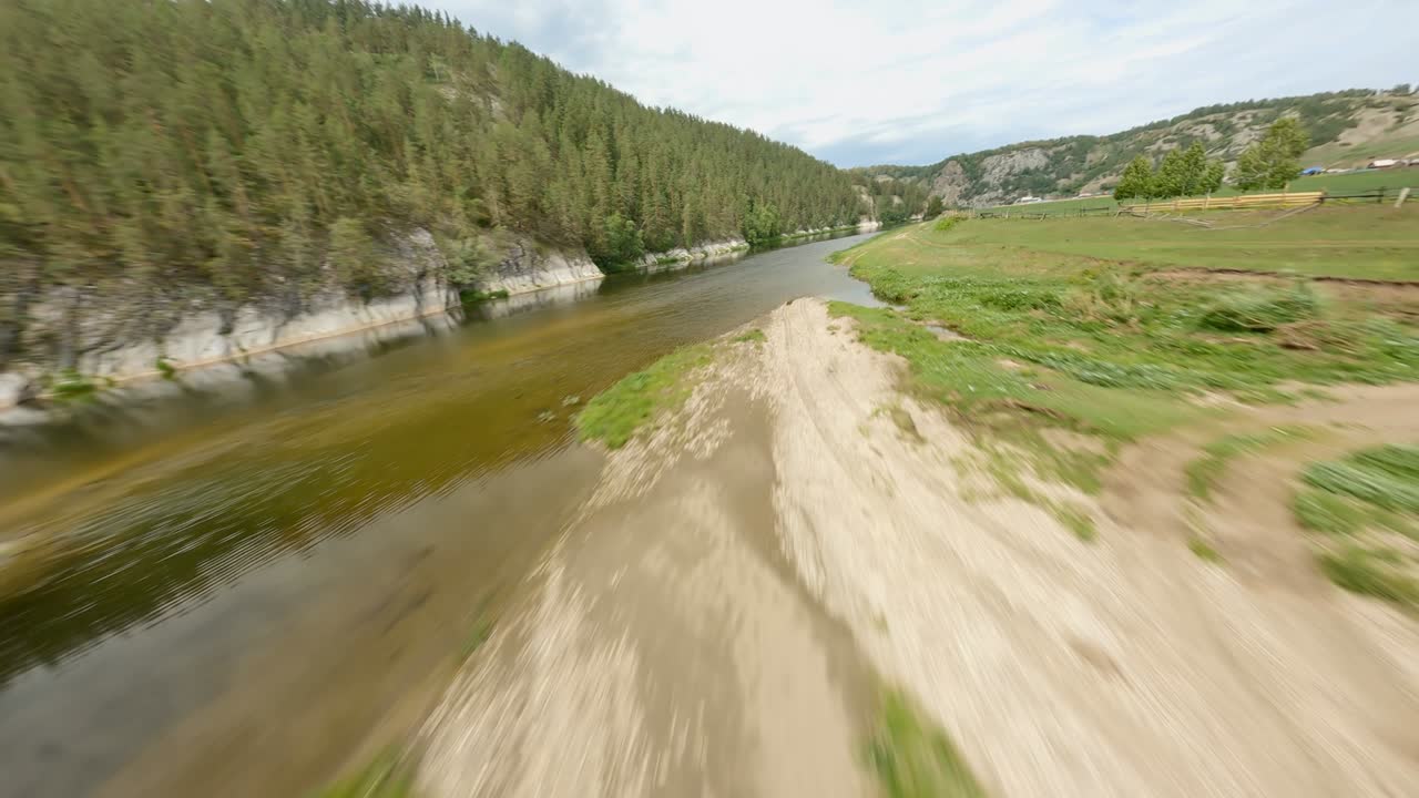 el lecho del río es de primer plano. agua tranquila. las montañas están cubiertas de árboles de coníferas. garantizando la seguridad de la flora y la fauna en el territorio. el desarrollo del ecoturismo.