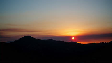 山に沈む夕日