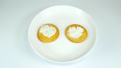 galletas redondas con queso de hierbas