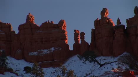 Mittlerer-Schuss-Von-Felsformationen-Im-Nationalpark-Bryce-Canyon-Im-Schnee-Bestäubt