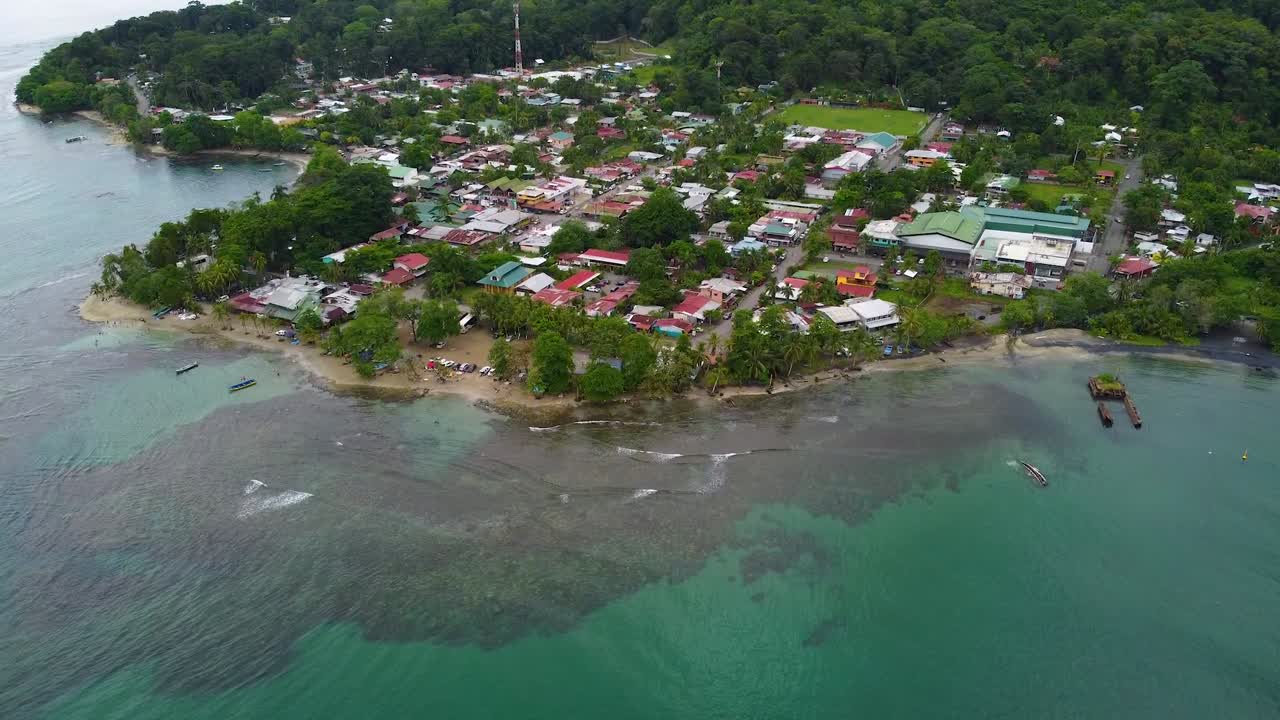 puerto viejo, costa rica - 18 de enero de 2023: toma aérea de drones de la bonita ciudad costarricense, rodeada por el océano