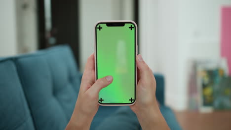 mujer desplazándose en el teléfono inteligente en casa