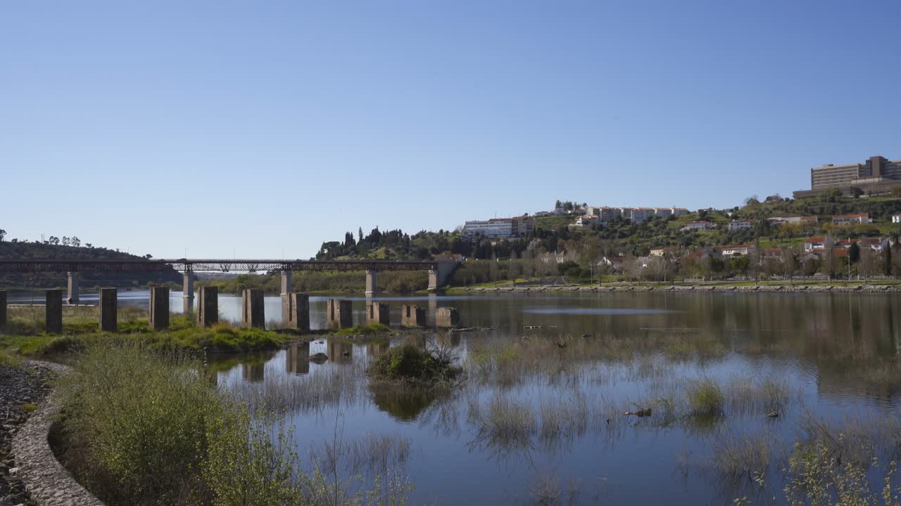 Vista della città di Abrantes con il fiume Guadiana, in Portogallo.