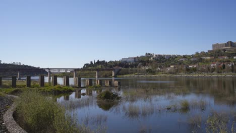 Vista-De-La-Ciudad-De-Abrantes-Con-El-Río-Guadiana,-En-Portugal