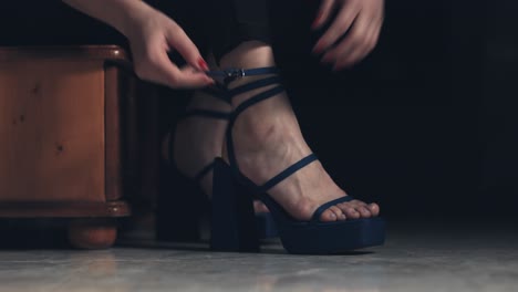 cerca de una joven atándose los tacones altos y alejándose
