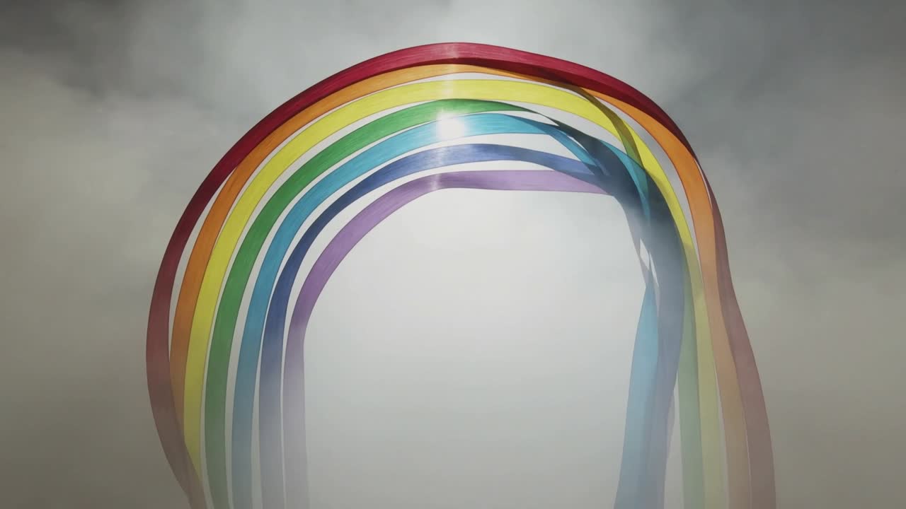 Aufleuchten, stilisierte Regenbogenbänder, die wellenartig und gleitend am nebligen offenen Himmel schweben und sich ausbreiten