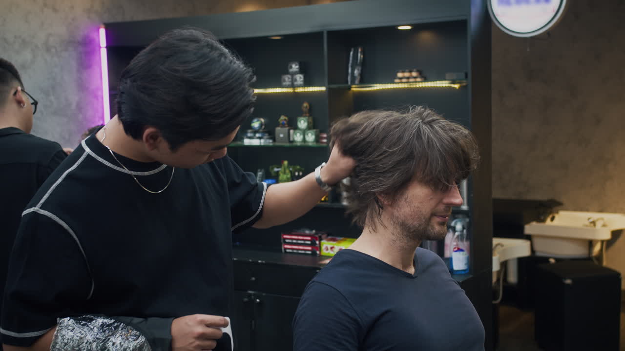 Klipning i en barbersalon