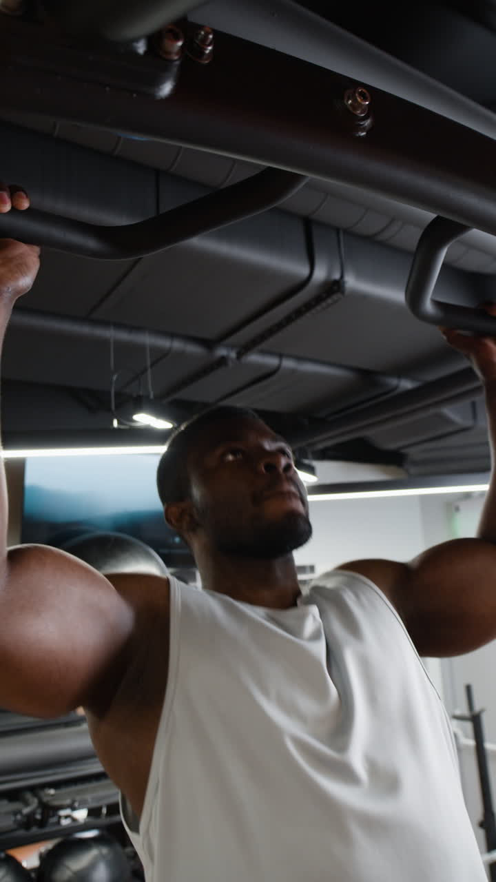 hombre haciendo pull-ups en el gimnasio
