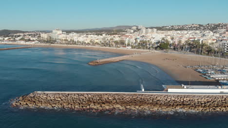 Impresionantes-Vistas-De-La-Ciudad-Costera-En-Expansión-Desde-El-Muelle-Rocoso-Que-Se-Extiende-Hasta-El-Mar