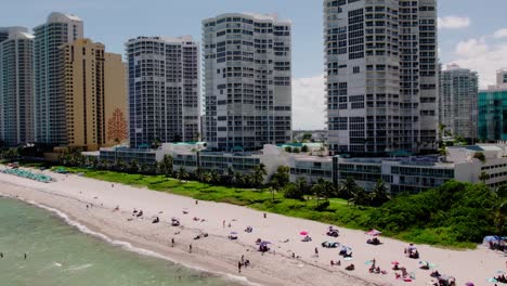 Panorama-Aéreo-De-La-Playa-De-Las-Islas-Soleadas-En-Las-Islas-Soleadas,-Dron-De-Florida