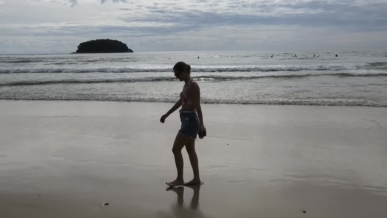 mujer caminando por una playa
