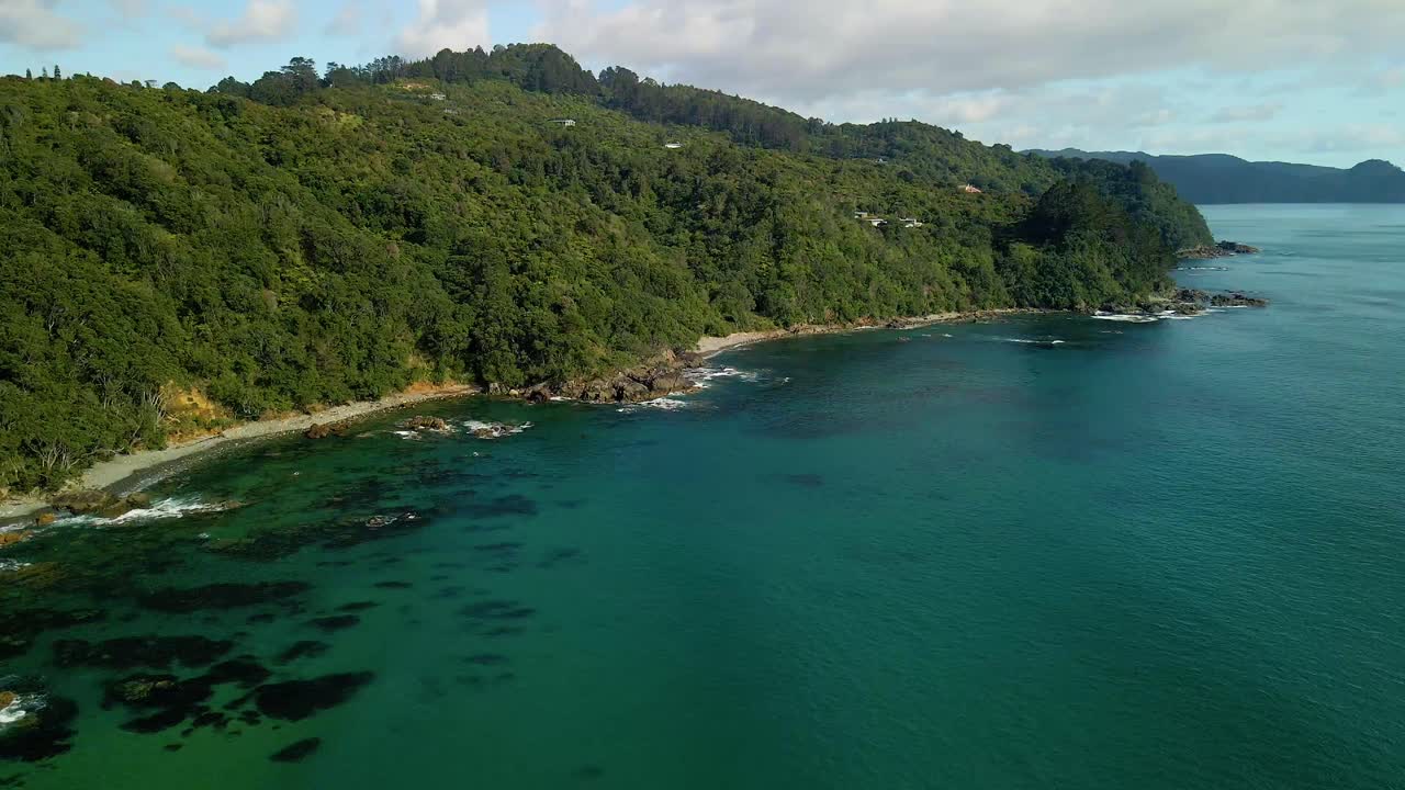 vista aérea de la costa boscosa de la península de coromandel en un hermoso día de verano con agua cristalina turquesa