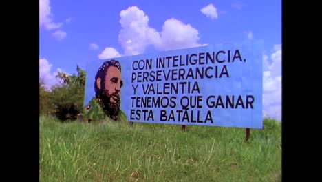 carteles de propaganda a lo largo de la carretera en cuba en la década de 1980