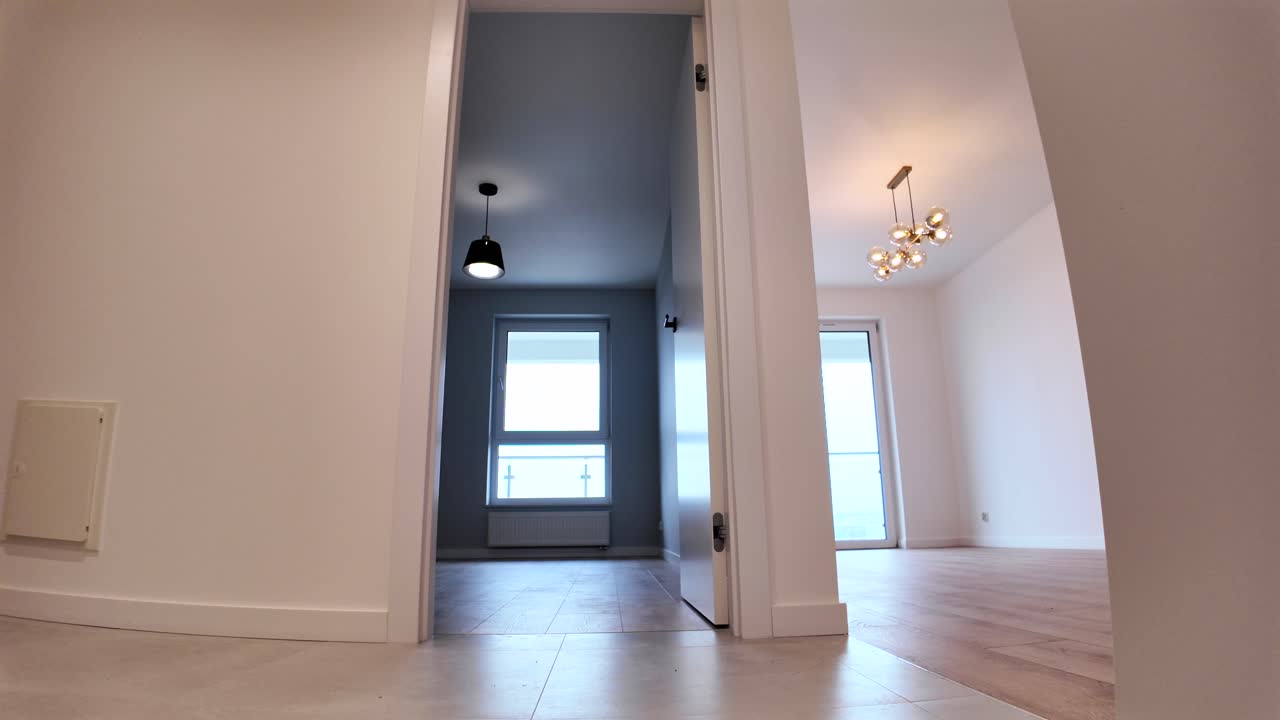 Et moderne interiør af en tom stue i et hus eller en lejlighed i et nyt hjem