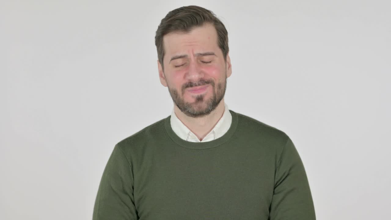 hombre decepcionado reaccionando a la pérdida, fondo blanco