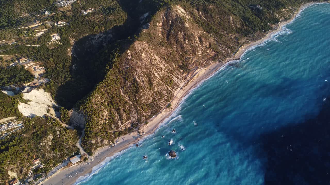Impressionante vista aerea con drone della spiaggia di Megali Petra, isola di Lefkada, Grecia