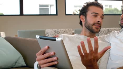 pareja gay relajándose en el sofá