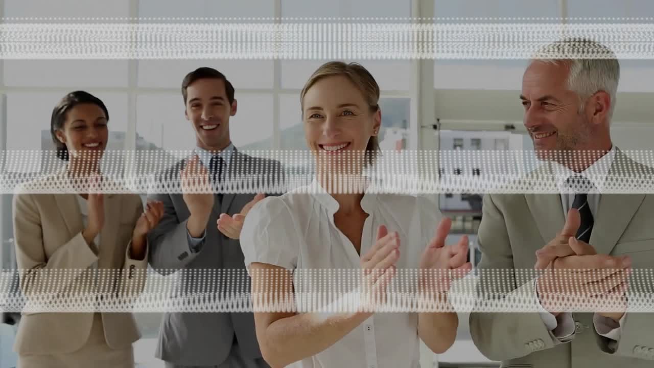 Professionisti che applaudono dopo il successo di un progetto in ufficio, con coriandoli che fluttuano sopra le finestre.
