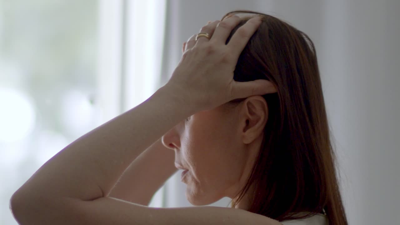 창문의 빛은 매력적인 여성의 고통을 조명합니다.