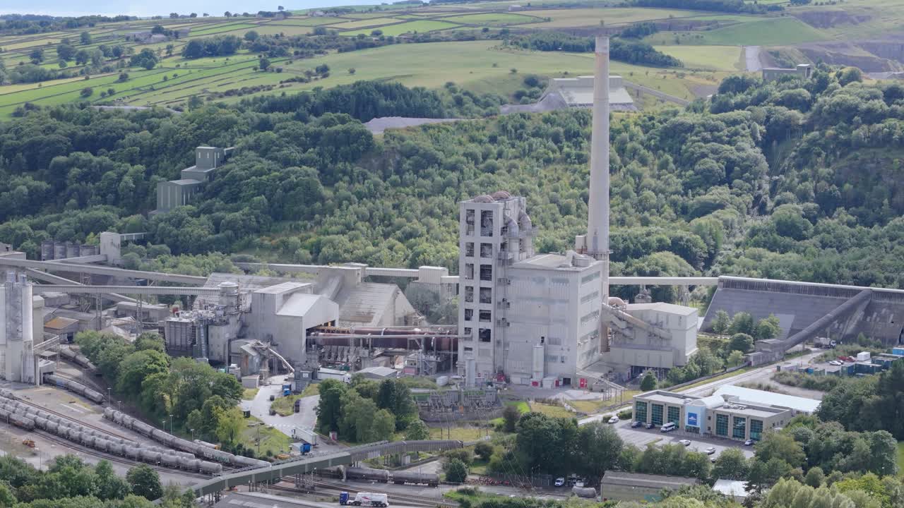 호프 시멘트 공장 (hope cement works) 은 더비셔 피크 디스트릭트 리 (derbyshire peak district valley) 에 있는 산업 공장을 바라보는 공중 전망을 구축하고 있다.