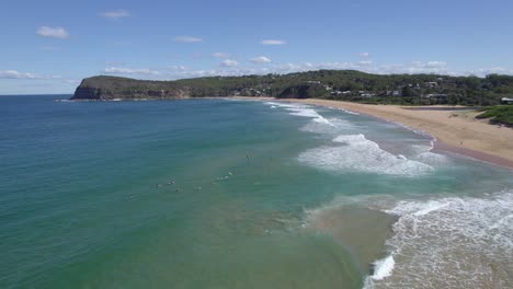 Schwimmer-Genießen-Sanfte-Wellen-Im-Blauen-Meer-Am-Copacabana-Strand-In-Der-Nähe-Von-Sydney-In-Australien