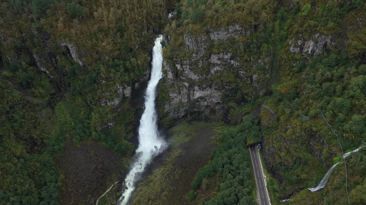 Letecký pohled na vodopád Stalheimfossen padající do svěže zeleného údolí v Norsku.