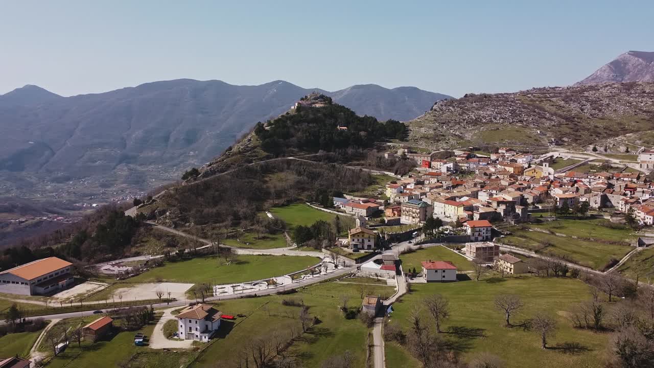 vista panorámica aérea del paisaje de pietraroja, un pueblo en italia, en la cima de una colina, en los apeninos