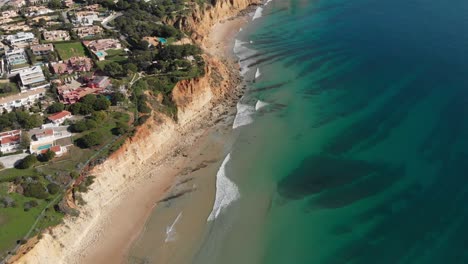 Steep-sandstone-cliffs-along-idyllic-Lagos-coastline,-Portugal