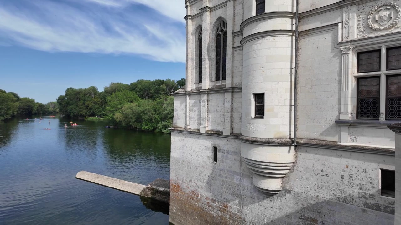 Fransa'nın Loire Vadisi'nde, Cher Nehri üzerine kurulu Chenonceau Şatosu'nun zarif dış cephesini sergileyen, Rönesans mimarisini ve ikonik nehir kenarı konumunu vurgulayan ağır çekim video.