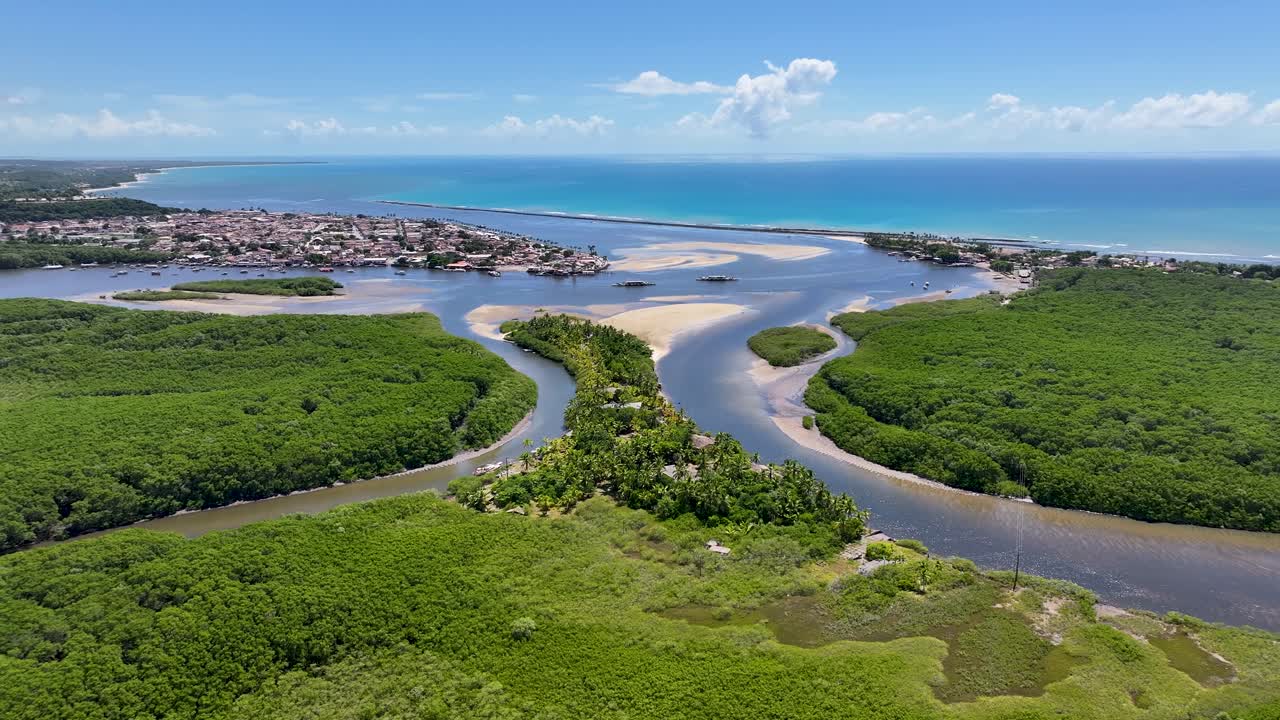 Porto Seguron siluetti Porto Segurossa, Bahiassa, Brasiliassa. Mangrove-siluetti. Rantamaisema. Kauniit hiekkasärkät. Porto Seguron siluetti Porto Segurossa, Brasiliassa. Luonnon merimaisema. Koillis-Brasilia.