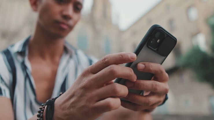 Uomo che utilizza smartphone all'aperto