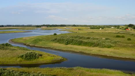 paso aéreo a baja altura sobre los canales y prados de dunas acuáticas - un área natural y parque recreativo en la provincia de zelanda, países bajos