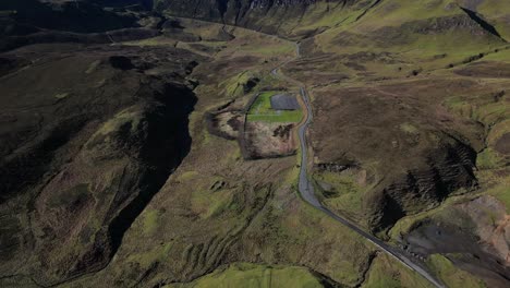 carretera de montaña de alto nivel disparó a través del quiraing en la isla trotternish ridge de skye escocia