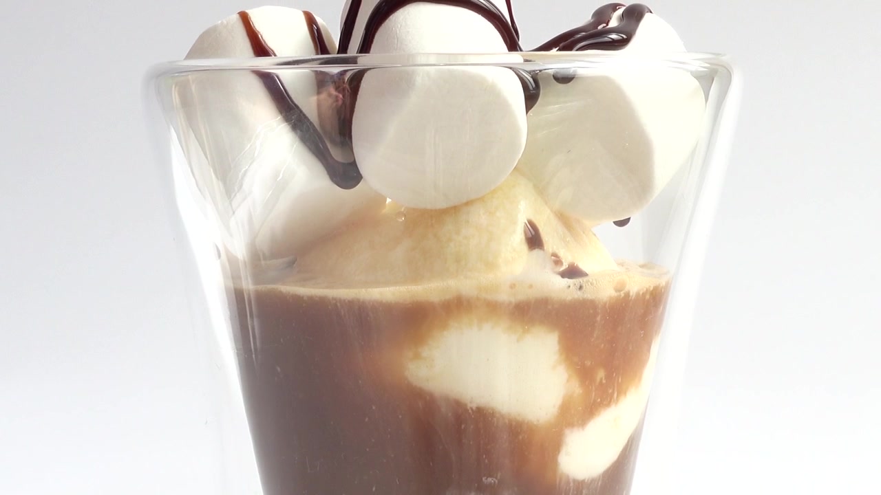 Preparazione di caffè freddo con gelato, marshmallow e cioccolato
