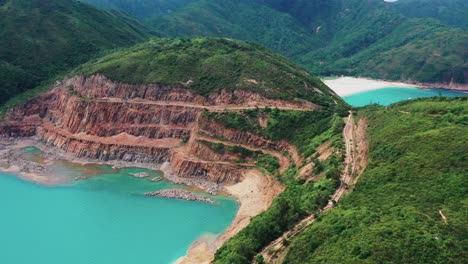 Impresionante-Vista-Aérea-De-Sai-Kung-A-Través-Del-Exuberante-Paisaje-De-La-Isla-Tropical-En-Capas-Y-La-Costa-Del-Océano-Turquesa-De-Hong-Kong