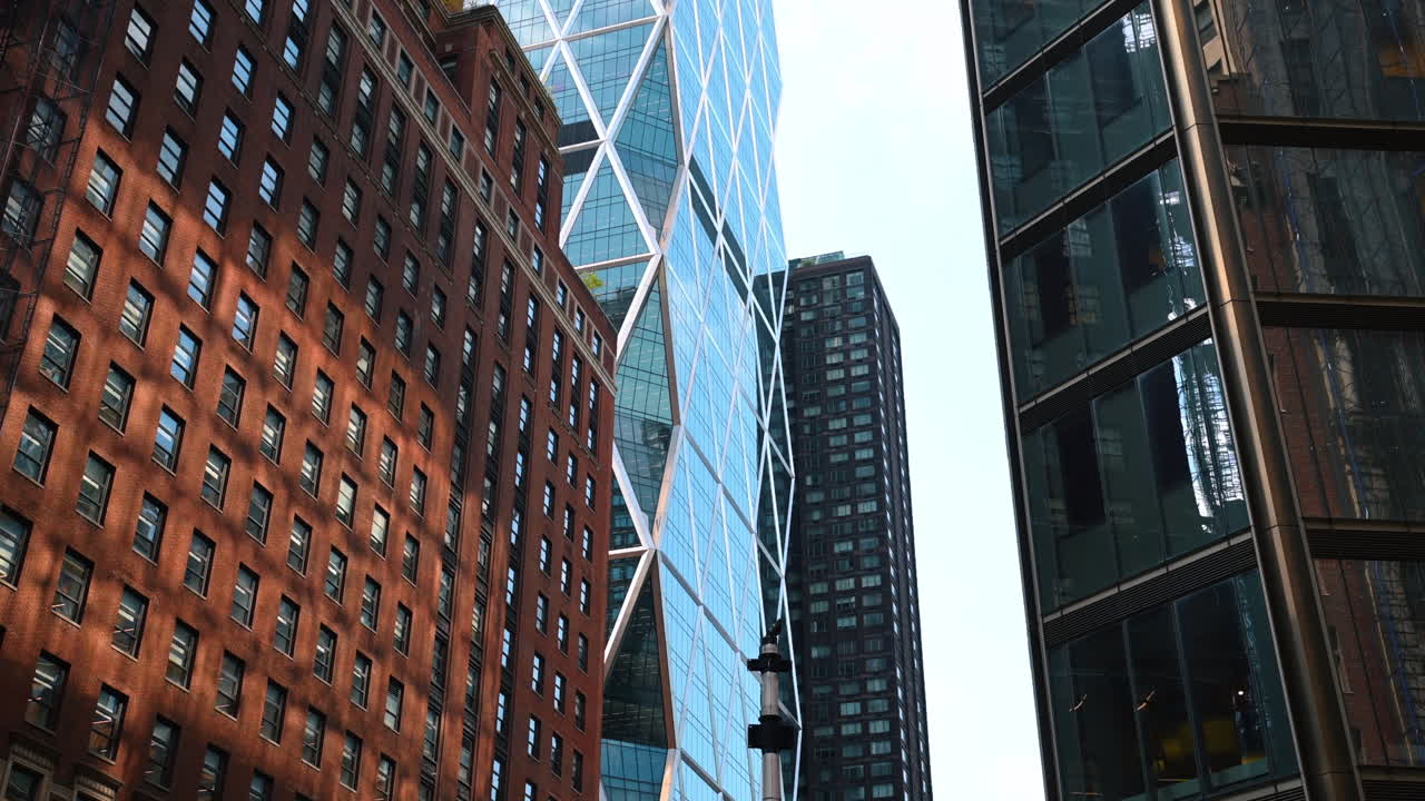 Edifici moderni e storici a Manhattan. Vista dal basso dei moderni grattacieli in vetro e degli edifici storici in mattoni a Manhattan, New York.