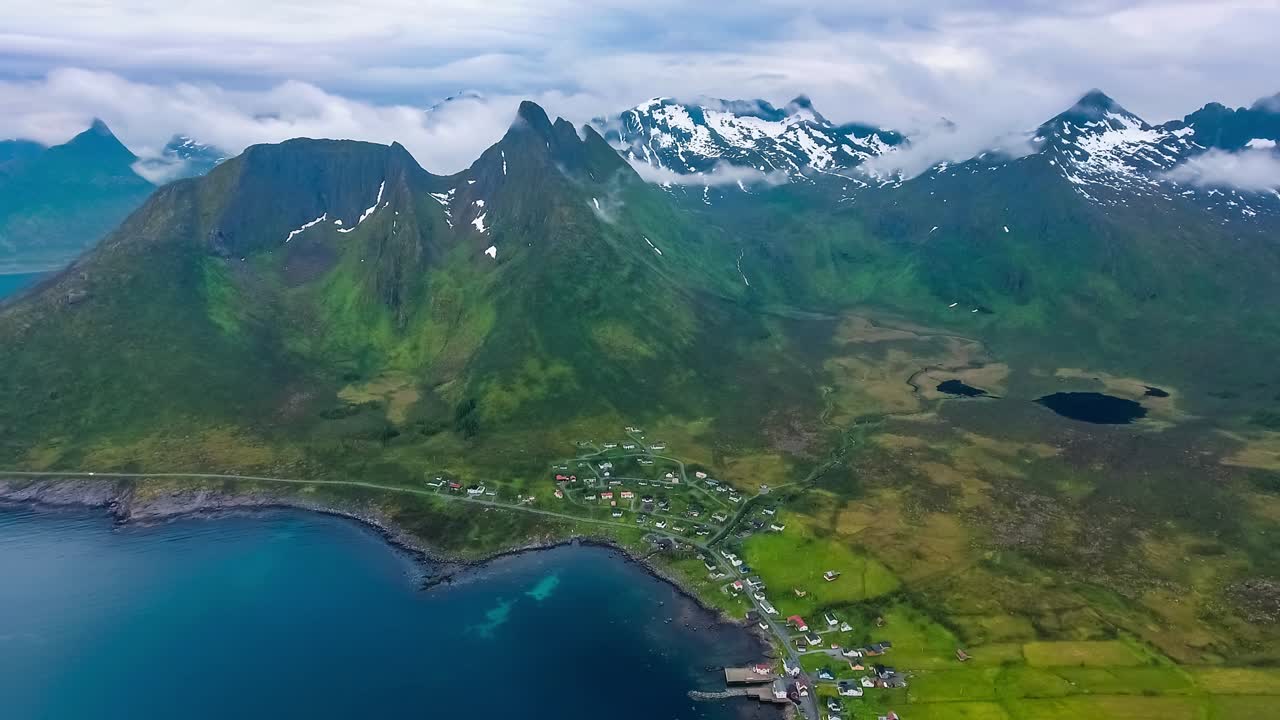 mefjordvar, isla de senja. hermosa naturaleza noruega paisaje natural mefjord.
