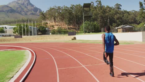 homem de raça mista deficiente com pernas protéticas correndo na pista de corrida