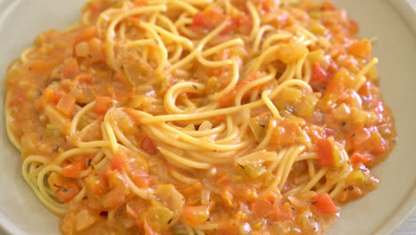 pasta espagueti con salsa cremosa de tomate o salsa rosa