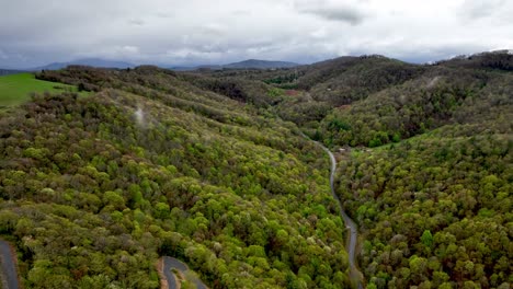 montaña holler cerca de boone nc, carolina del norte en las montañas apalaches