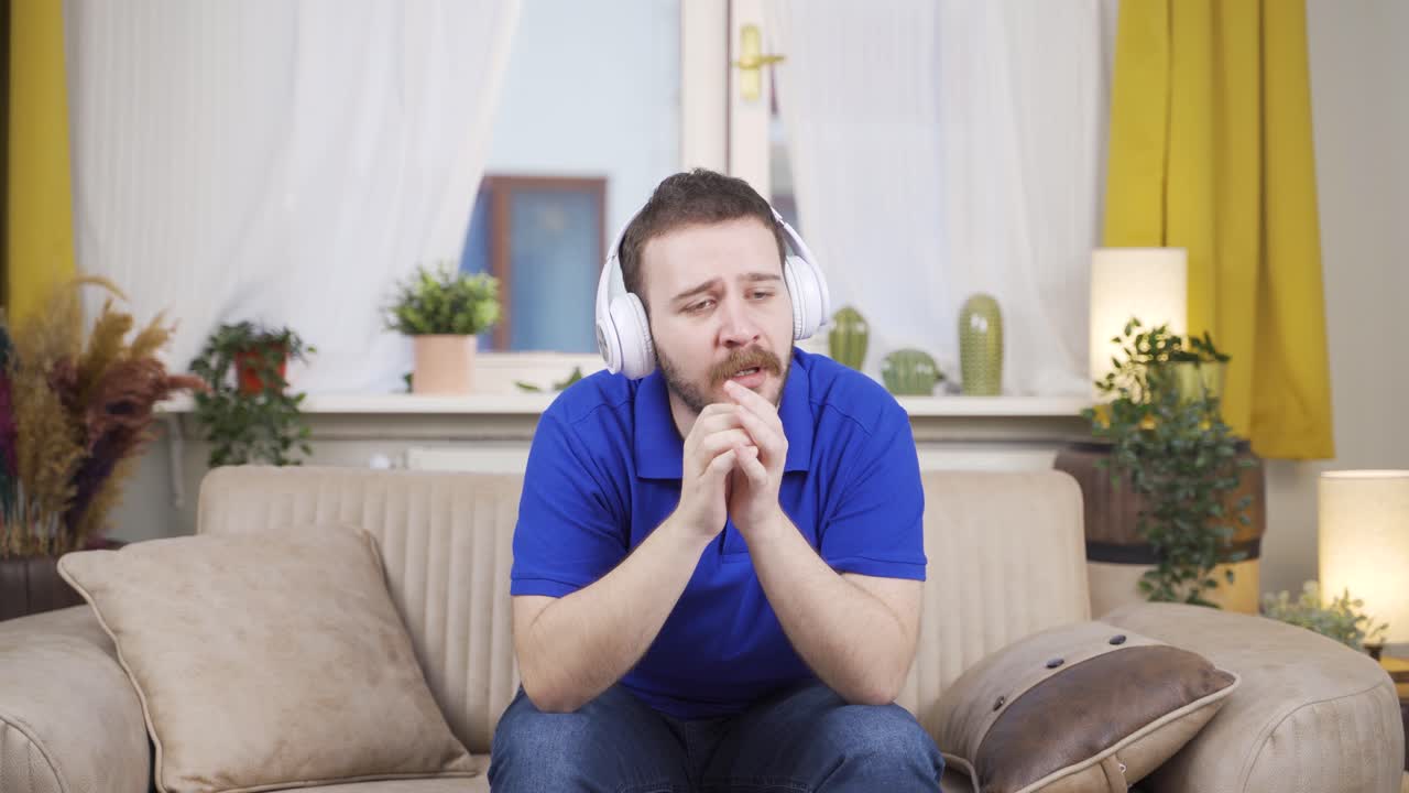 헤드폰으로 음악을 듣는 사람은 불행하고 슬프다.