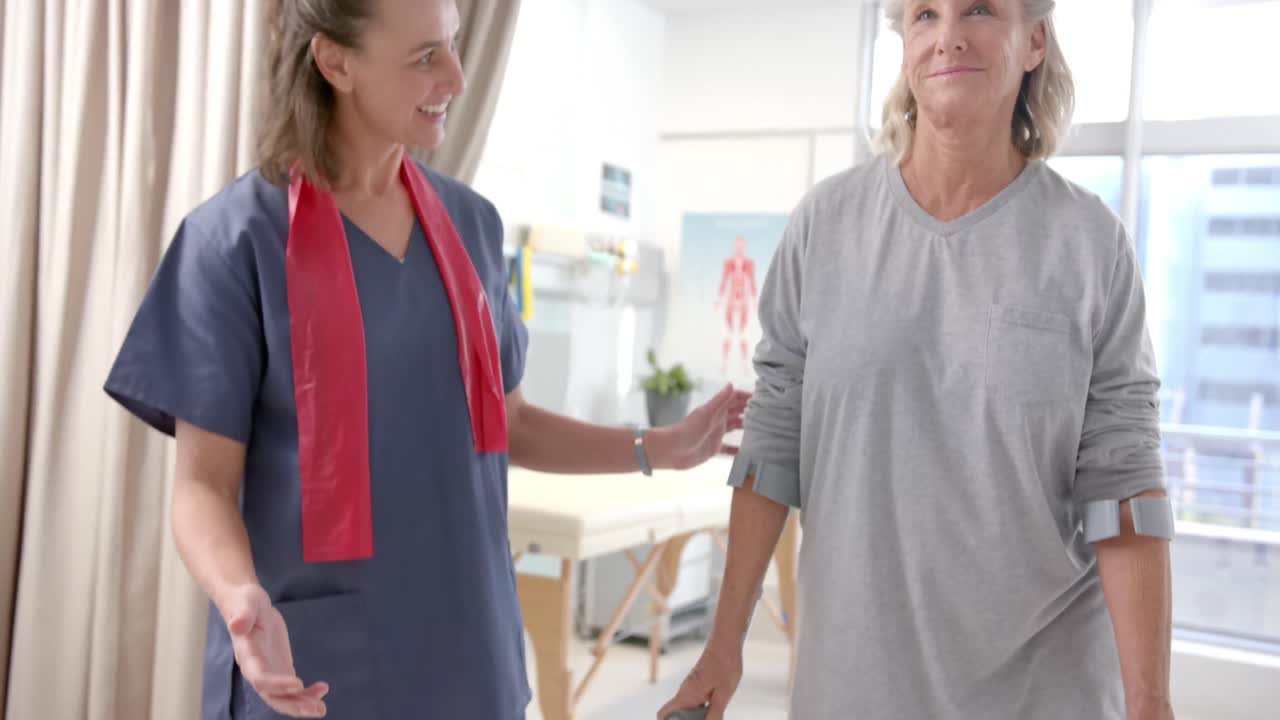 fisioterapeuta caucásica y paciente mayor con prótesis de pierna ejercitándose