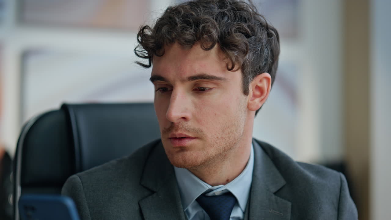 Ritratto di un manager fiducioso che lavora in ufficio. Uomo arrabbiato che reagisce a un fallimento aziendale.