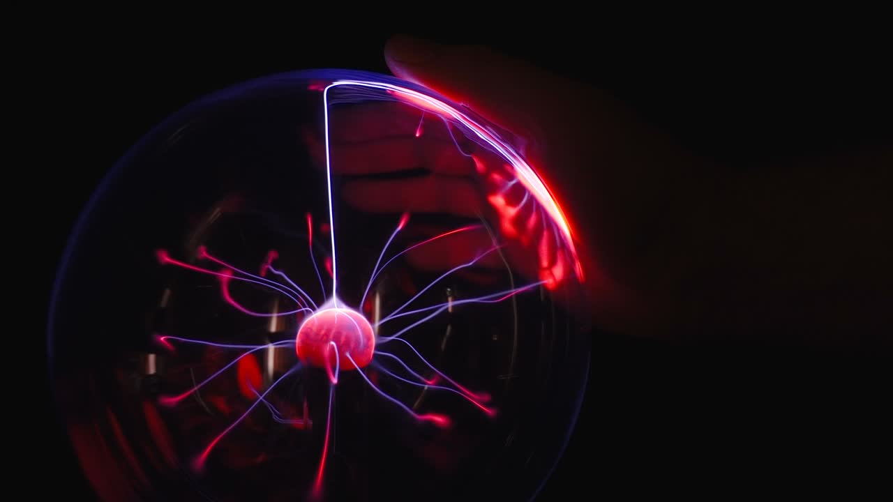 la palma de la bola de plasma atrae energía en estonia