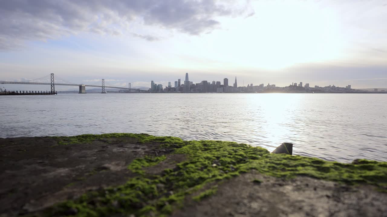 vistas escénicas del puente de la bahía y el paisaje urbano de san francisco