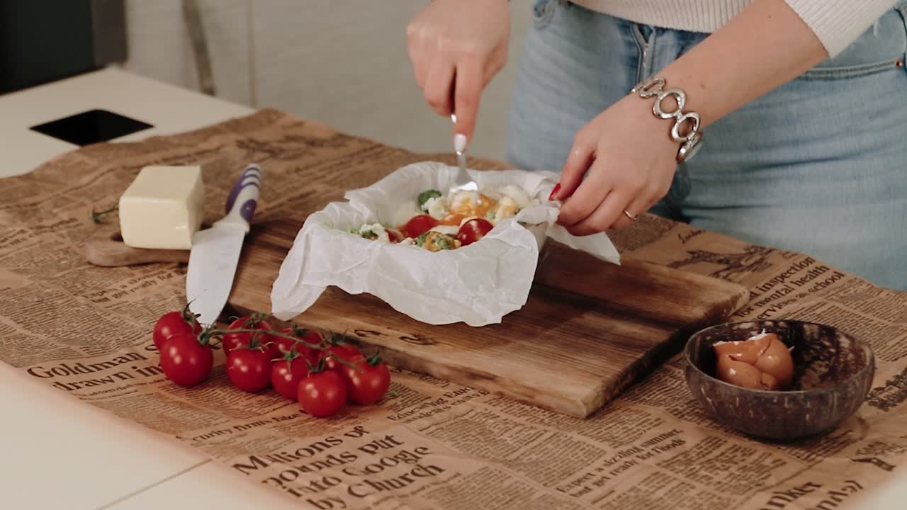 шеф-повар готовит омлет на кухне