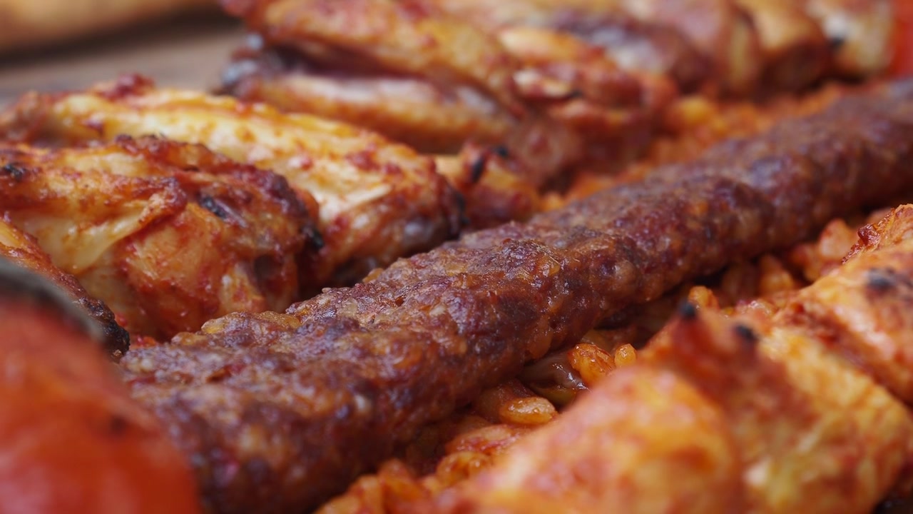 Primer plano de Kebab Adana a la parrilla y alitas de pollo