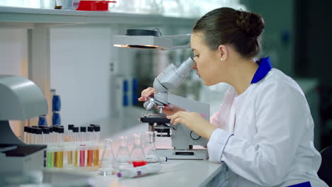 Científico-Con-Microscopio-En-El-Laboratorio.-Mujer-Científica-Haciendo-Investigación-Con-Microscopio