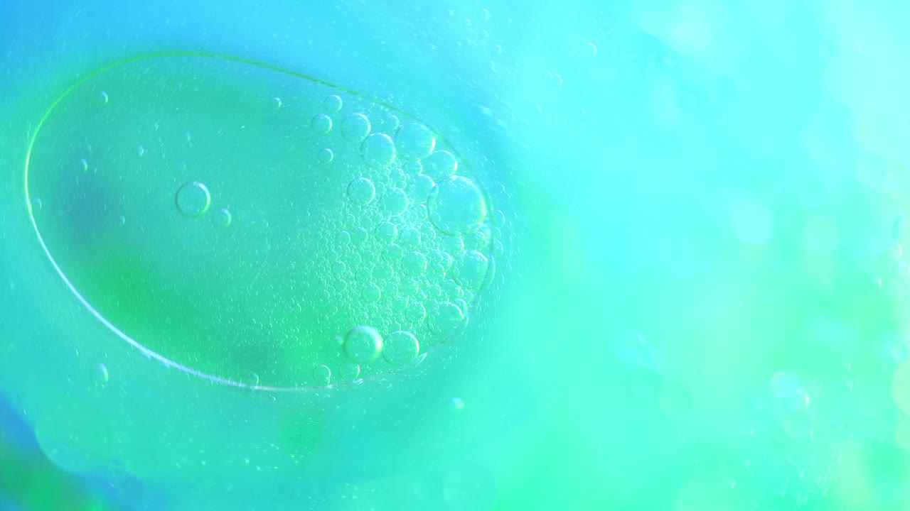 위쪽 보기: 다채로운 추상적인 거품을 회전시키고, 4k 추상적 거품을 배경으로.