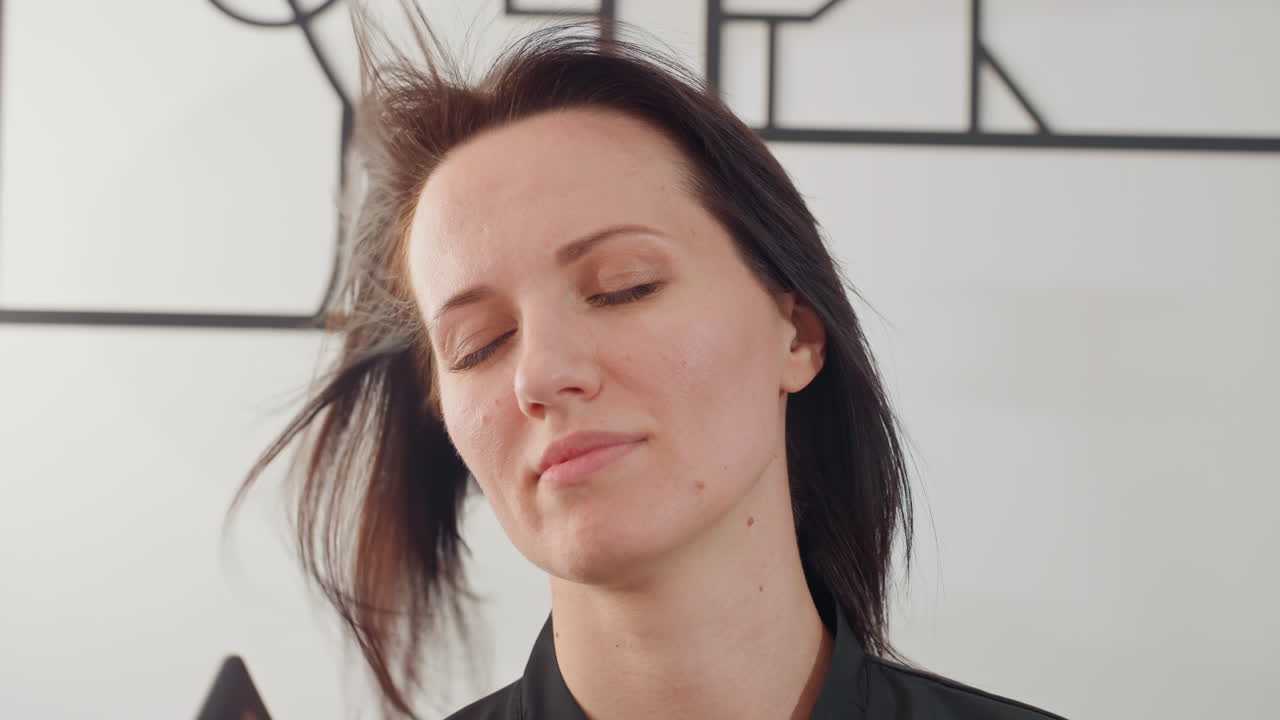 Modella sorridente con acconciatura alla moda, scatto in studio di una donna allegra con capelli acconciati e illuminazione intensa, primo piano di una donna felice che mostra un'acconciatura realizzata di recente e un'atmosfera vivace in studio